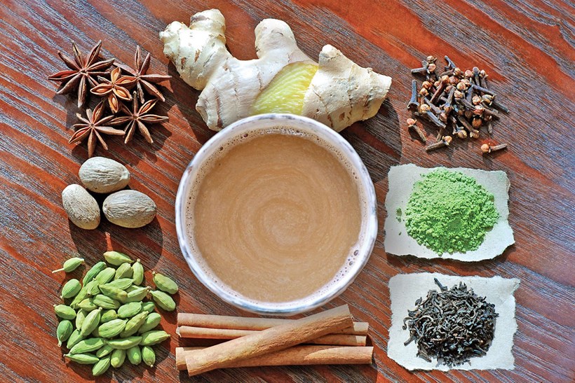 Schwarzer Tee mit verschiedenen Gewürzen und Milch aufgegossen machen den Chai Tee zu einem Geschmackserlebnis. Foto: djd/Teaworld/DavidRio