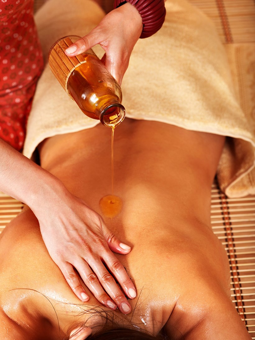 Aromaöl-Massagen versprechen tiefe Entspannung durch gezielte Griffe und ausgewählte Düfte.