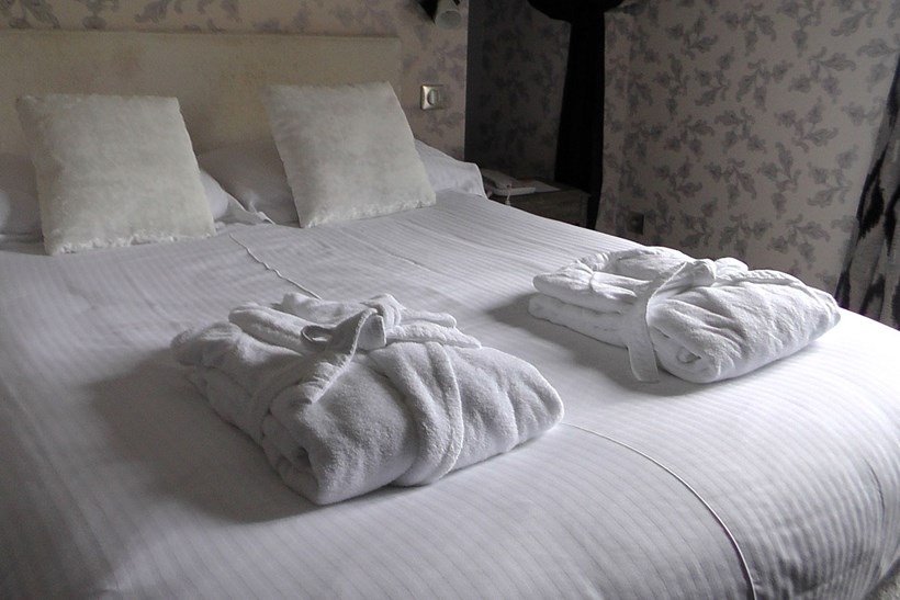 Das richtige Bett und eine angenehme Atmosphäre sind die Grundvorraussetzung für einen erholsamen Schlaf.