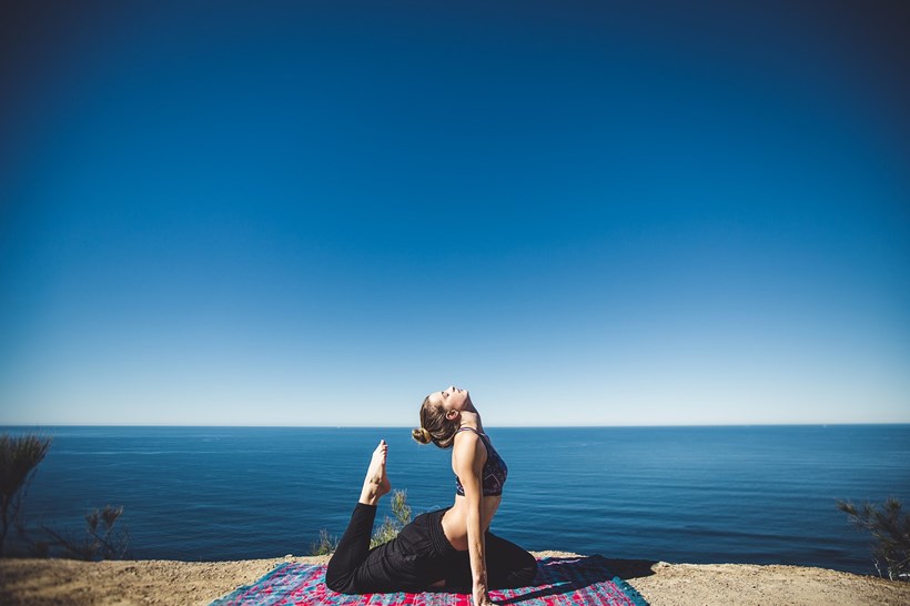 Yoga hilft zu entspannen und sorgt für mehr Wohlbefinden. Mit ein paar Tropfen CBD-Öl vor der Yoga-Stunde lässt sich der Effekt verstärken. Pixabay © rhythmuswege 