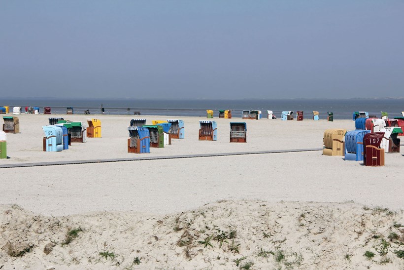 Im Strandkorb mit Blick auf das Meer stellen sich Urlaubsgefühle von ganz alleine ein. Foto: djd/Tourismus GmbH Gemeinde Dornum 