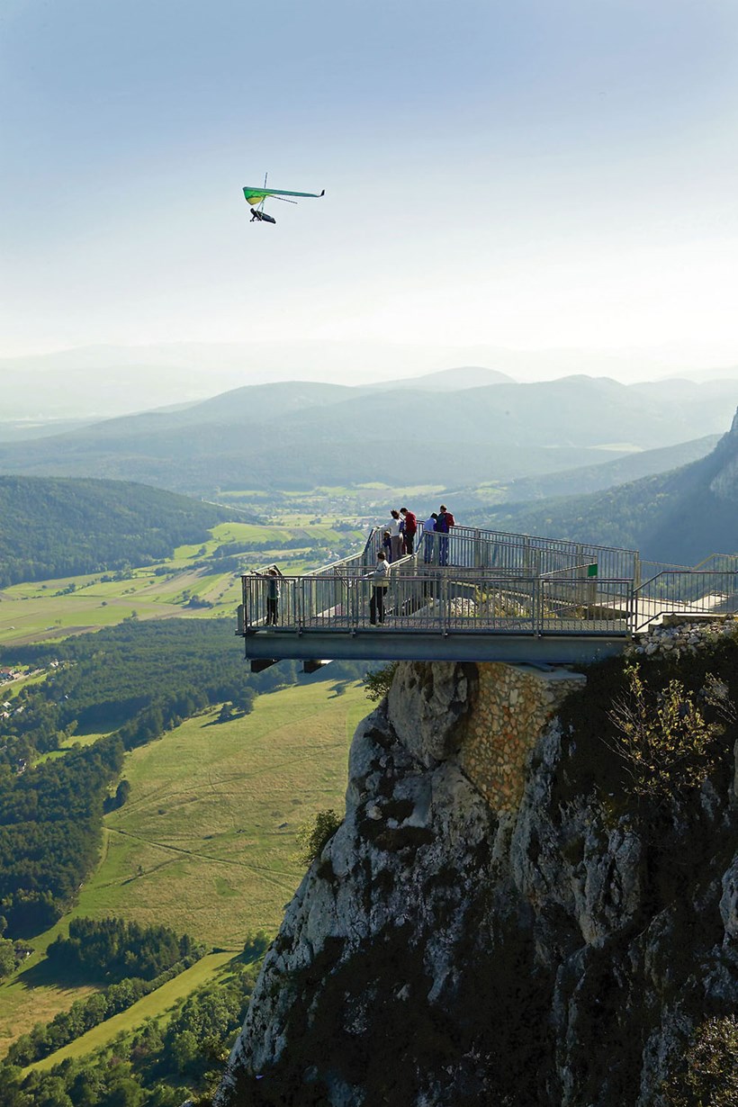 Über die Aussichtsplattform "Skywalk" schauen die Wanderer über den Abgrund ins Tal. Foto: djd/Wiener Alpen in Niederösterreich/Walter Laschober 
