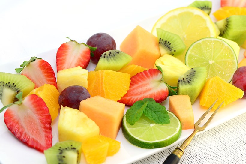 Obst liefert wertvolle Vitamine und Mineralstoffe, die für ein schönes Hautbild sorgen.