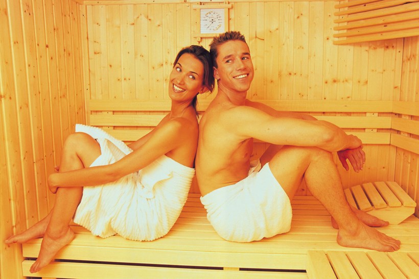 Beim Saunabaden werden vermehrt körpereigene Glückshormone, sogenannte Endorphine, freigesetzt, wodurch sich die Stimmung bessert. Foto: Gütegemeinschaft Saunabau, Infrarot und Dampfbad e.V./akz-o