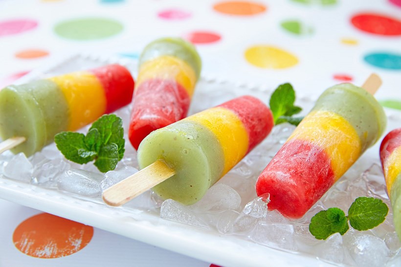 Zum Anbeißen: Buntes Eis am Stil aus frisch püriertem Obst ist lecker und gesund