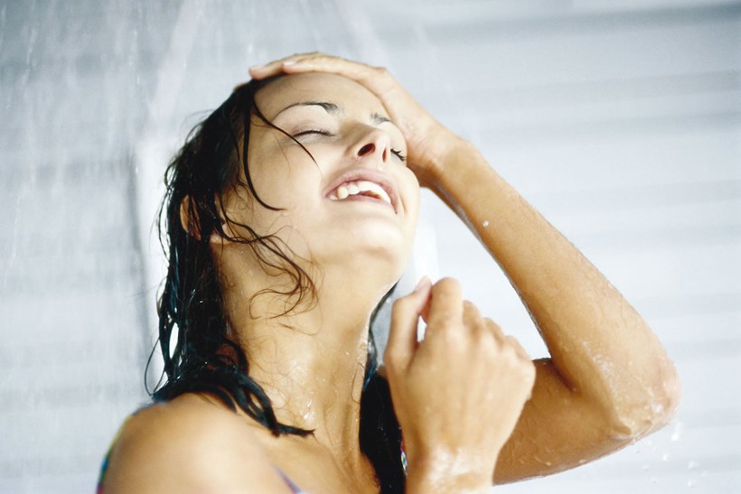 Auch wer unter trockener und empfindlicher Haut leidet, muss nicht auf das tägliche, erfrischende Duschbad verzichten. Foto: djd/preval Dermatica