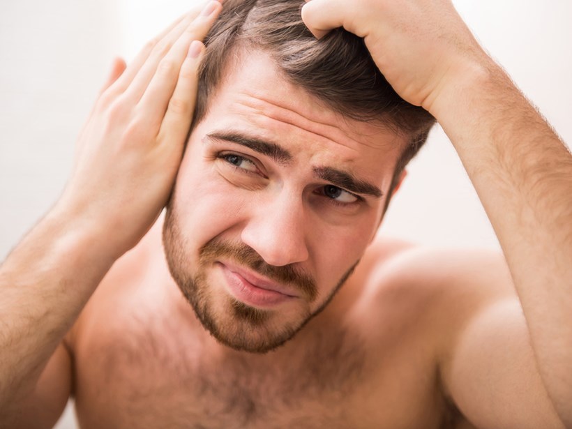 Haarausfall kann viele Ursachen haben.