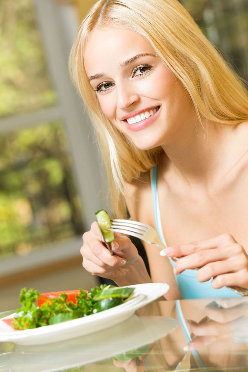 Ein Salat enthält basische Mineralstoffe und sättigt schon vor der Mahlzeit. (Foto: djd/panthermedia.net)