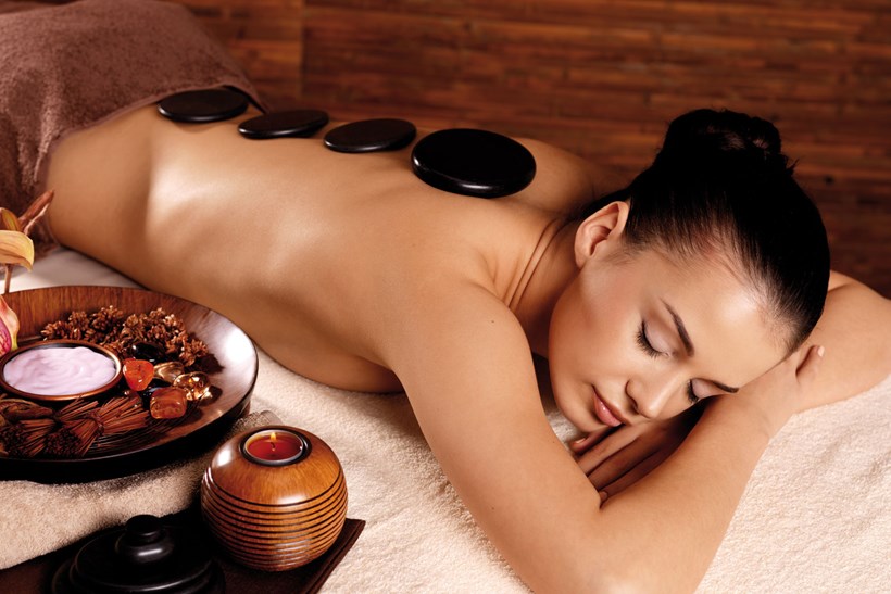 Eine Hot-Stone-Massage schenkgt neue Kraft und harmonisiert die Durchblutung.