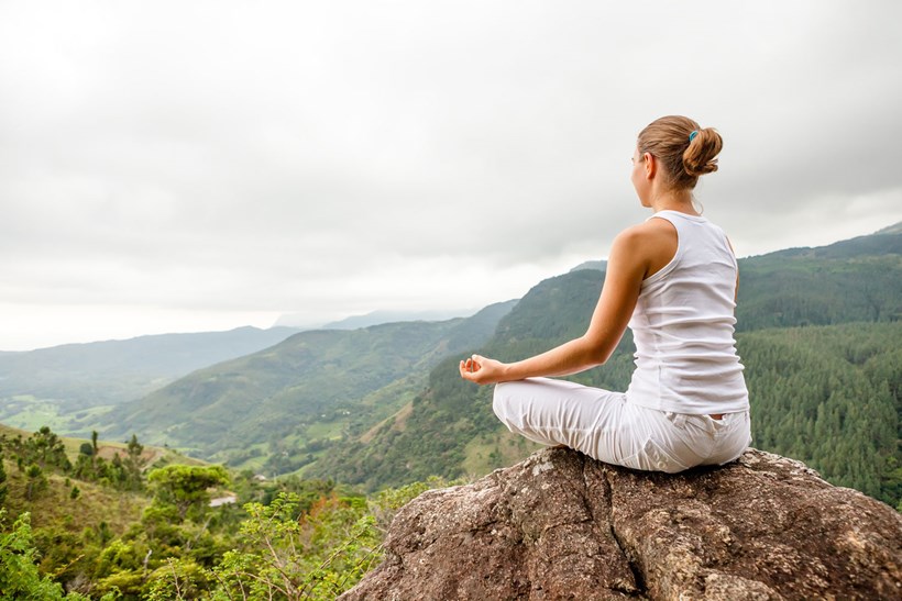 Yoga hilft, Anspannungen im Körper und der Seele zu lösen.