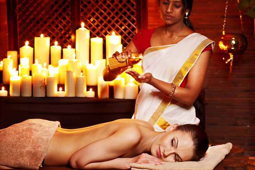 Typisch für ayurvedische Massagen ist der Einsatz von warmem Öl.