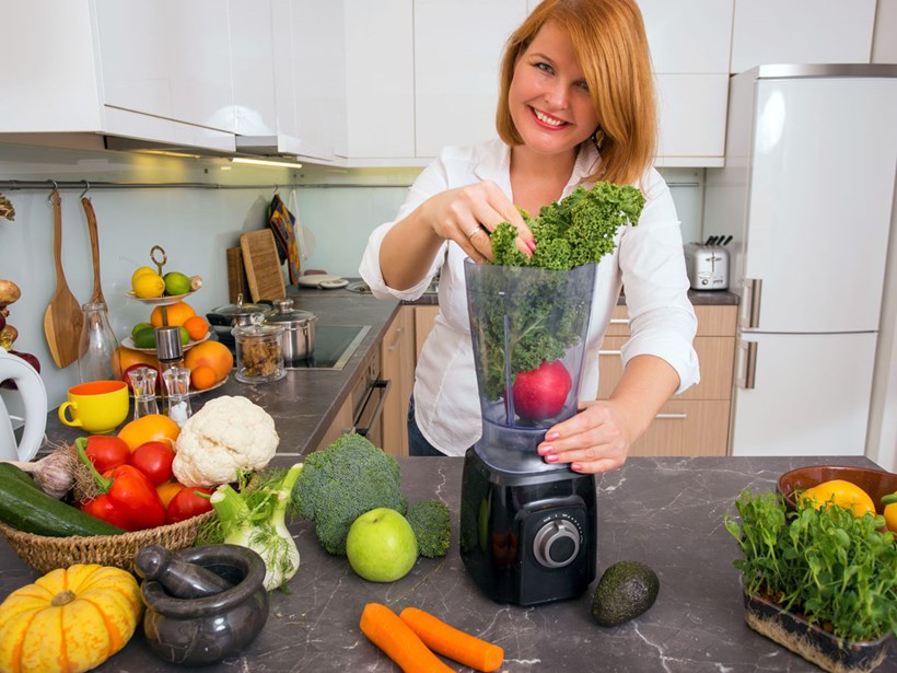 Ein frischer Smoothie mit Obst und Gemüse kann die Haut mit wichtigen Vitaminen versorgen. Foto: djd/Elasten-Forschung/Kaspars Grinvalds-Fotolia