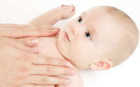 Babymassage fördert die Bindung und Entwicklung